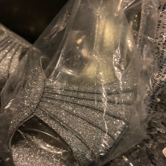 Adrianna Papell Heels - Picture 2 of 4